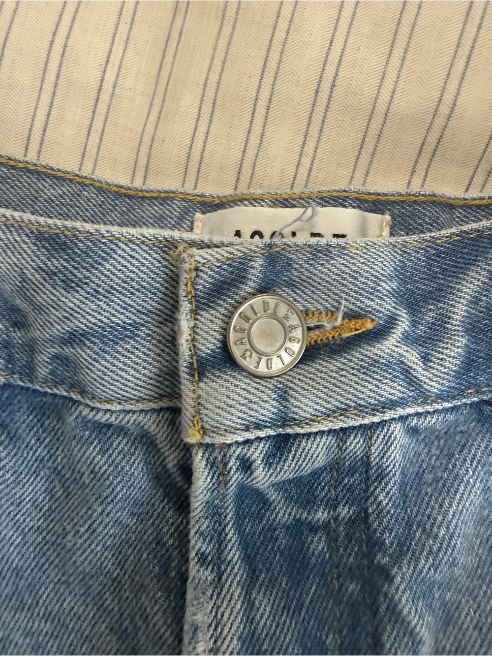 Agolde Parker short in a light distressed color - Picture 9 of 10